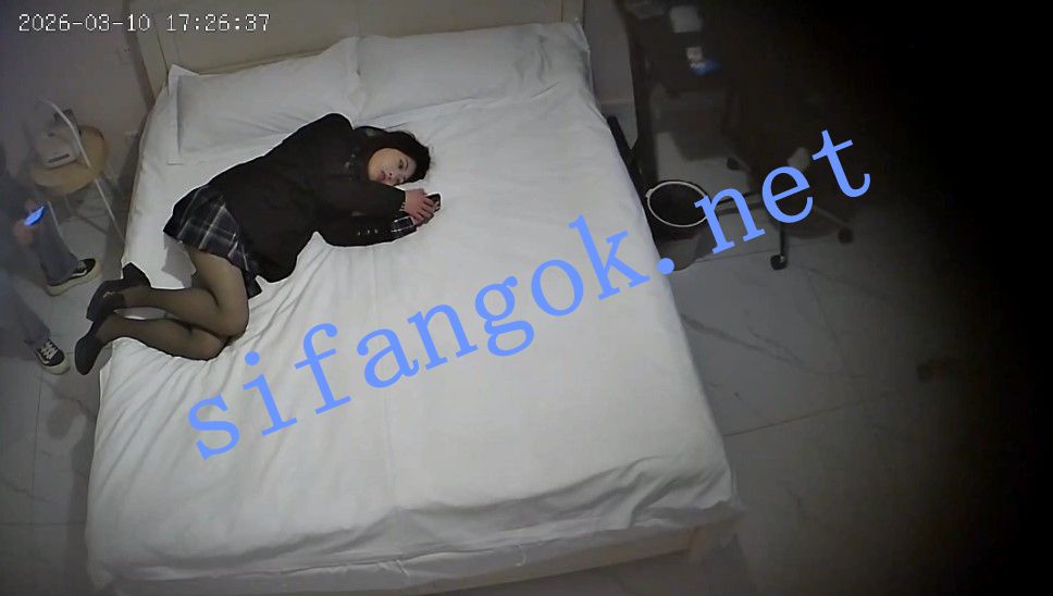 ⏪酒店偷拍⏩黑丝女孩被男人压着操嫩穴