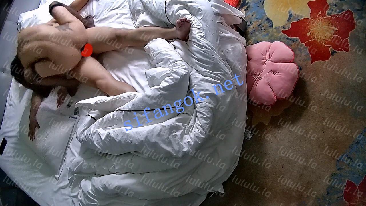 ⭐酒店偷拍:黑丝少妇穿个黑丝袜全身发浪求操穴 预览图 1