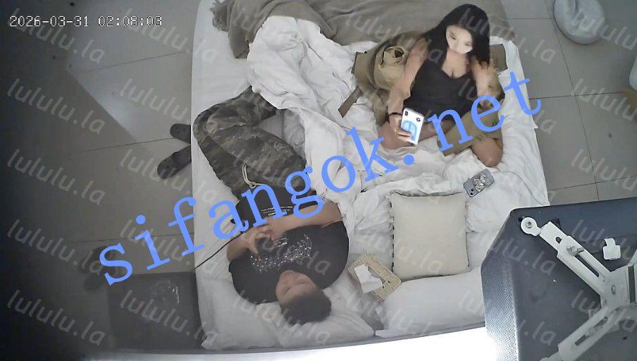 ⏪酒店偷拍⏩长腿风衣女被老男人趴身上日逼